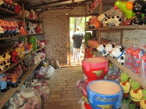 Ceramic figurines made in Aregua. 
